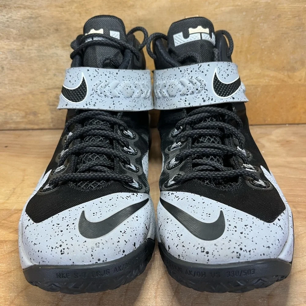 Nike Lebron Zoom Soldier 8 VIII Womens Size 10.5 Basketball Shoes 688579-001 - Picture 2 of 8